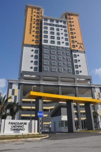 Seaside Haven Homestay Seaview Unit With Pool Opposite Ktcc & Mayang Mall - Pangsapuri Ladang Tanjung Kuala Terengganu Buitenkant foto